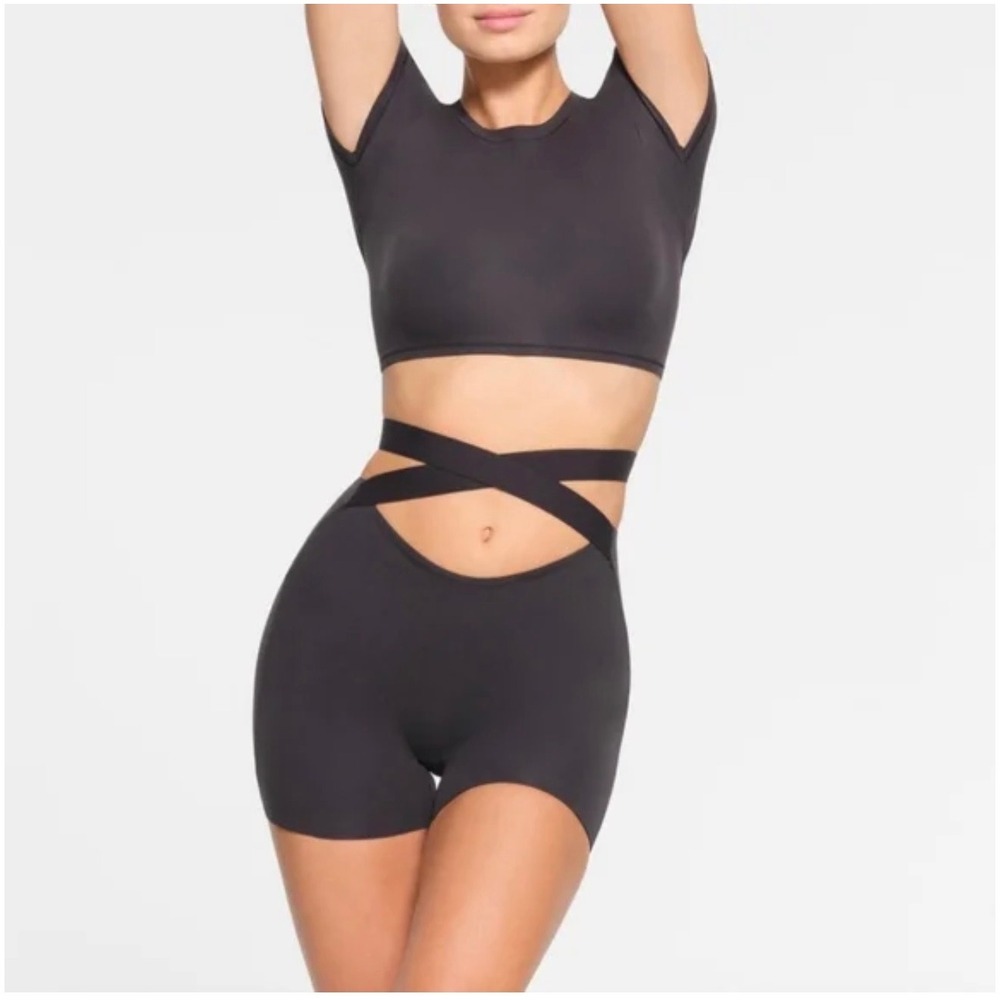SKIMS Fits Everybody Wrap Short Onyx Black Size XS‎